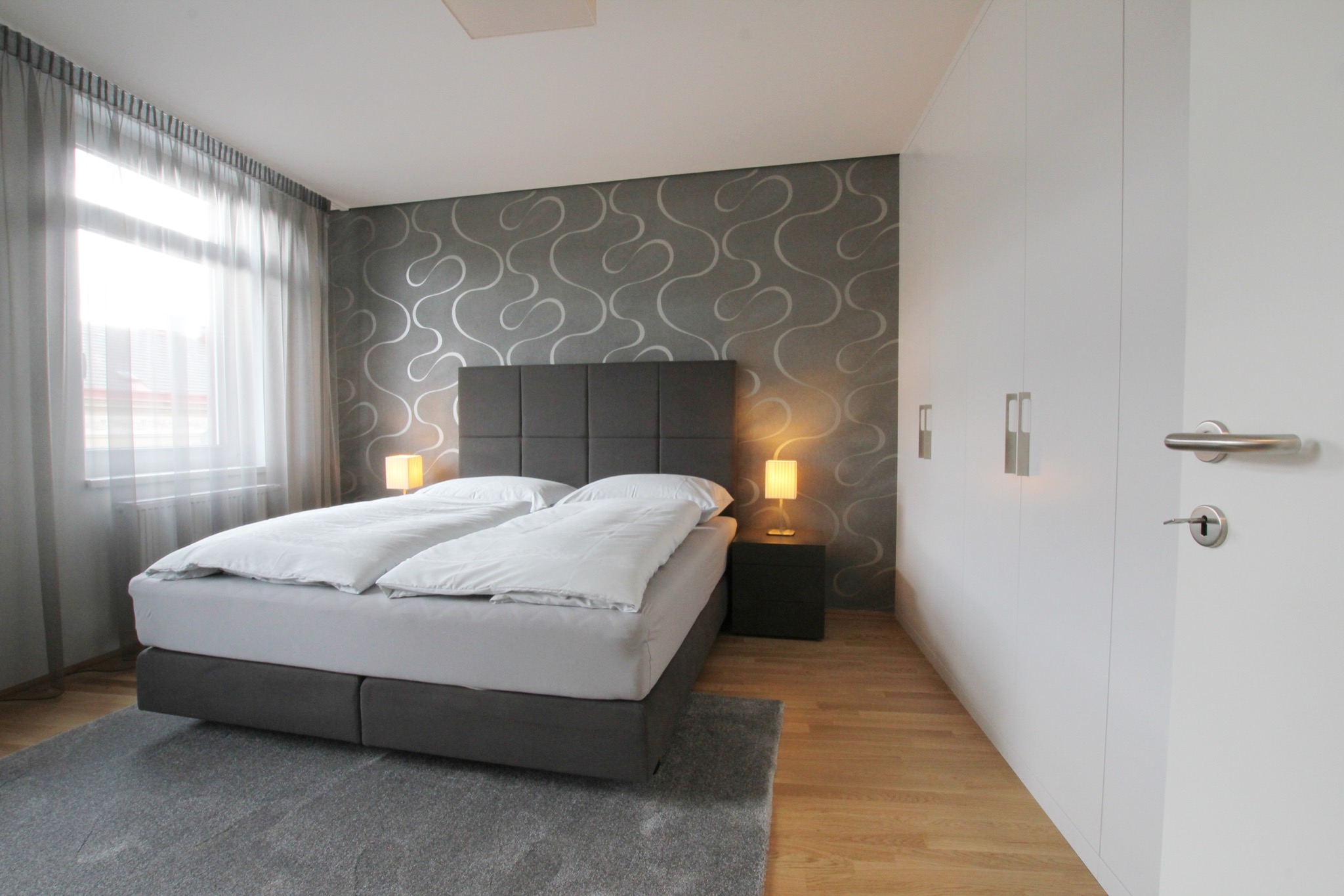 erstes Schlafzimmer mit viel Stauraum